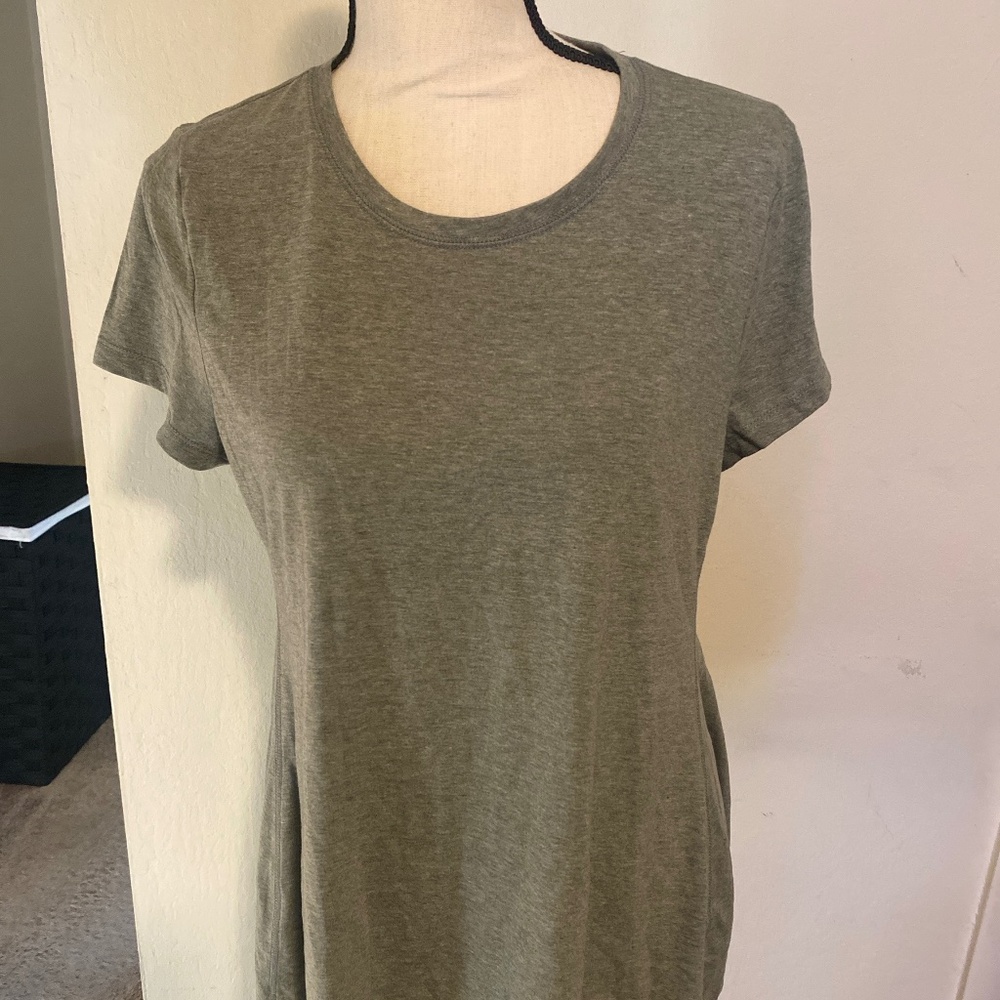 Style & Co Women’s Grey T-Shirt Size Medium Flared Hem Short Sleeve